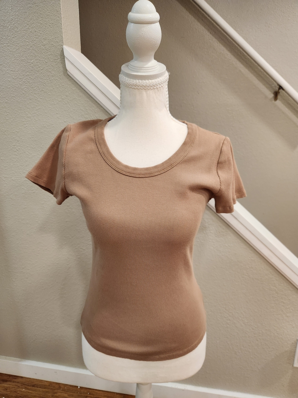 Ribbed Short-Sleeve Scoop Neck Tee in Camel